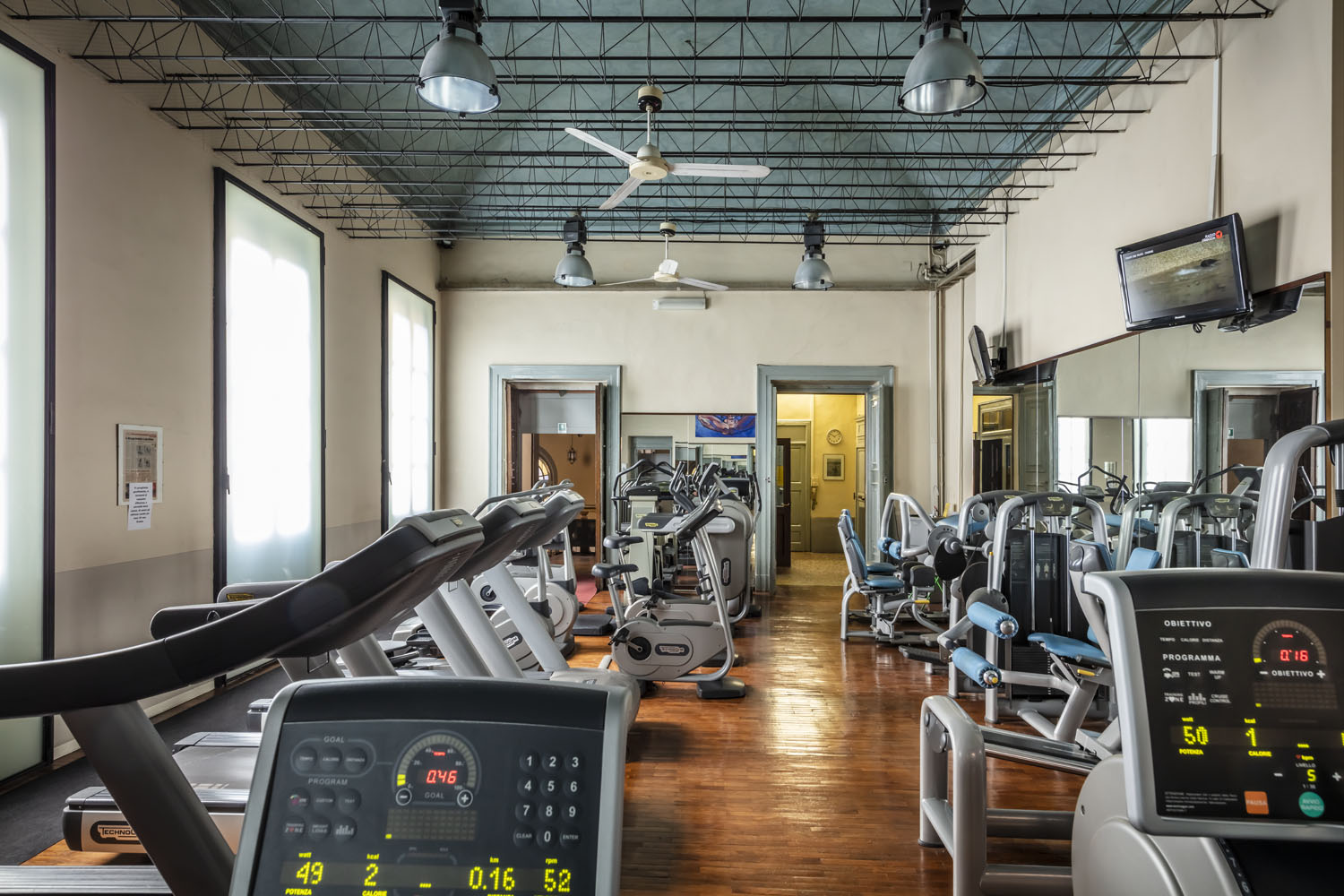 la sala con tanti macchinari cardio-fitness per il tuo allenamento