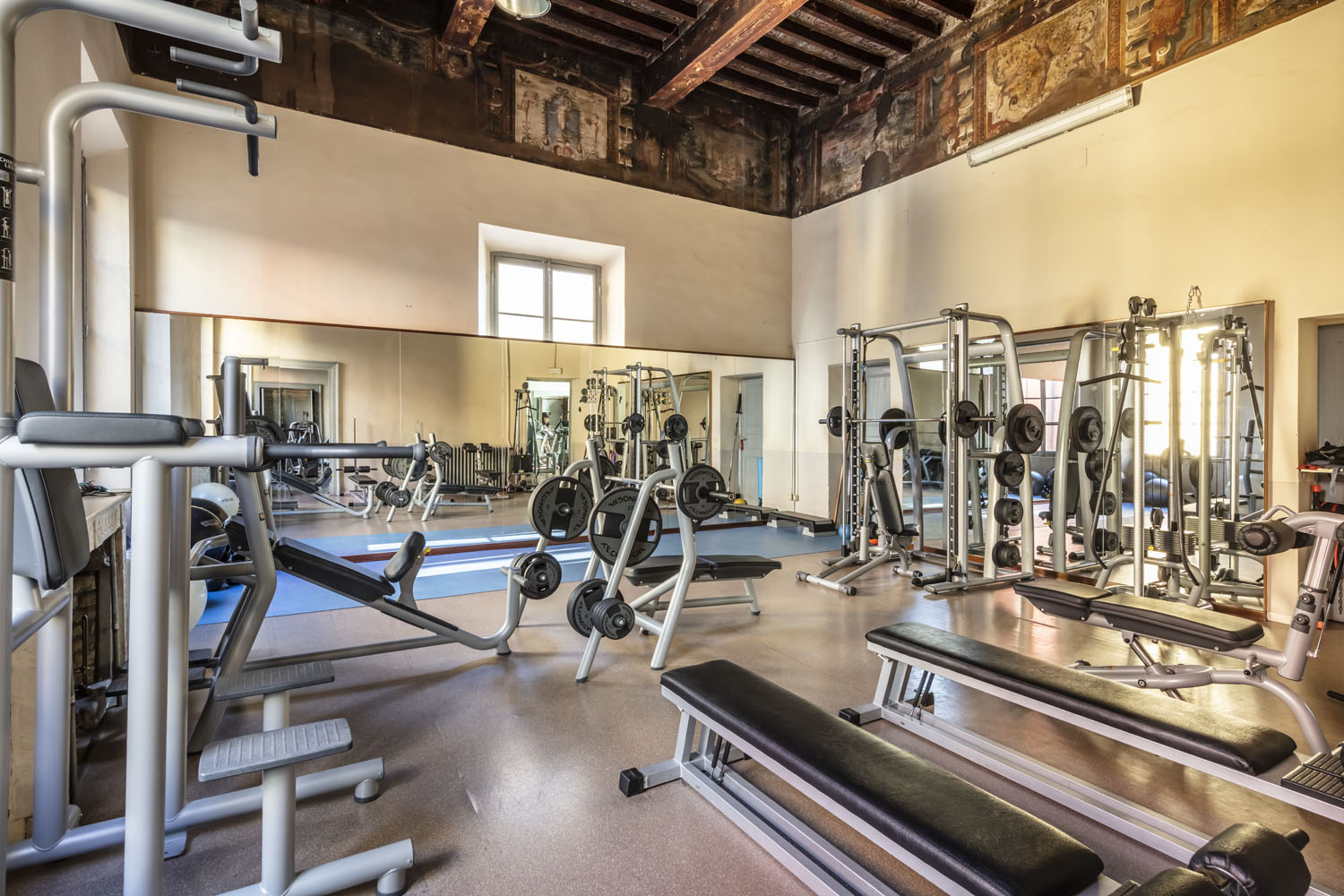 la sala della palestra Fisilabor è fornita di pesi liberi e ampio spazio per un allenamento funzionale